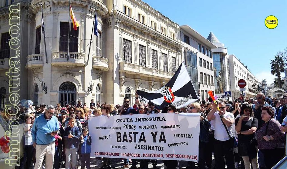 Archivo: Manifestación convocada por la Plataforma 'Ceuta Insegura', que concentró a más de 1.000 personas
