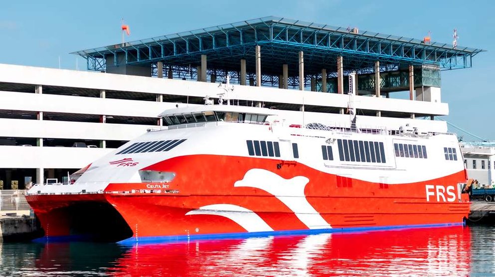 El buque Ceuta Jet que opera la ruta Algeciras-Ceuta ya luce el nuevo logotipo de FRS
