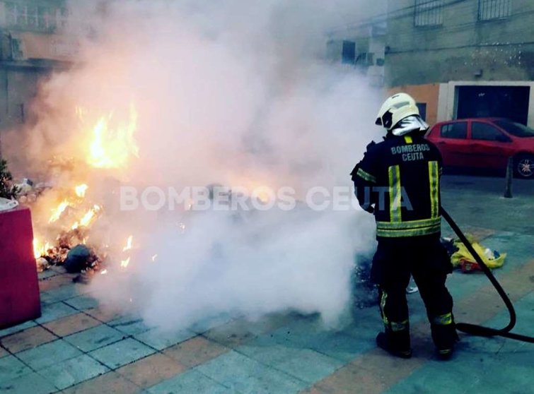 4 de marzo, 07.20 horas, Plaza Padre Cervós (Barriada Príncipe Alfonso), incendio de contenedor.