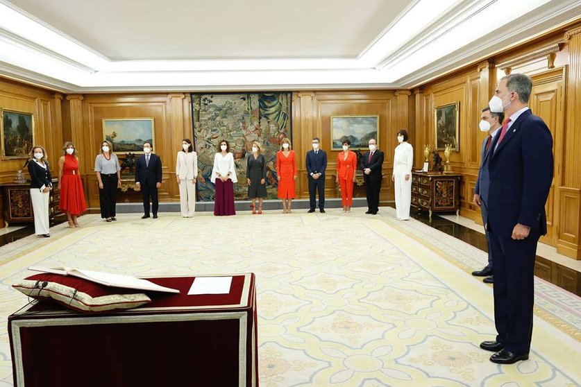 El rey, Felipe VI, el presidente del Gobierno, Pedro Sánchez, las vicepresidentas y los nuevos ministros y ministras, momentos antes del acto de toma de posesión.