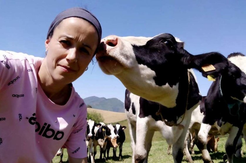 María Gómez, Cantabria, formada en Gestión Comercial y Marketing, tiene 180 cabezas de vacuno de leche y dos cabañas  rurales.