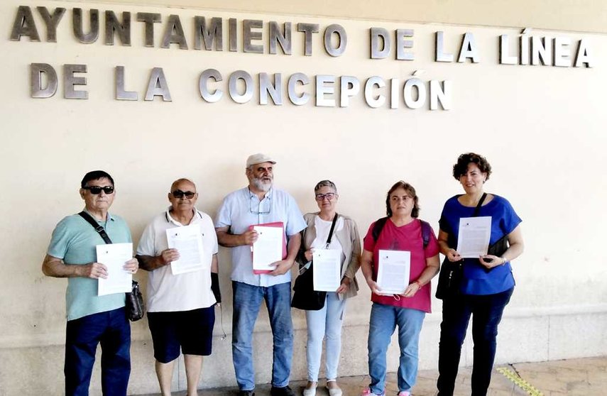 Familiares de personas asesinadas y miembros del Foro, en el Ayuntamiento de La Línea.