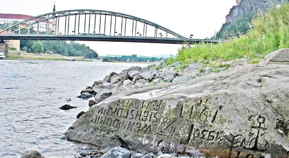 "Hungerstein" en el rio Elba en Alemania. La inscripción antigua más legible es de 1616, también las hay de 1417 y 1473. Las grabaciones dicen: "Si me ves, llora".