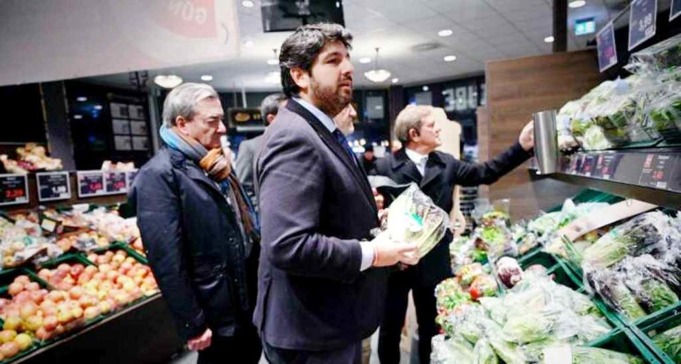 El presidente murciano, López Miras, acompañado por Proexport, Aporexpa y Fecoam, comprueba en un supermercado alemán los productos de la Región. Foto: CARM
