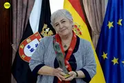 Elena Laver&oacute;n fue en 2015 Premio &ldquo;Mar&iacute;a de Eza&rdquo;, y recibi&oacute; la escultura obra de su propia creaci&oacute;n.