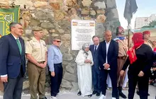 Autoridades civiles y militares, descendientes y viudas de los Regulares en las Murallas Reales en el primer centenario de la entrega de la Bandera.