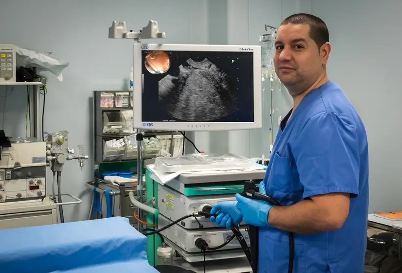 Dr. Aguilar mostrando el Ecoendoscopio I UMA