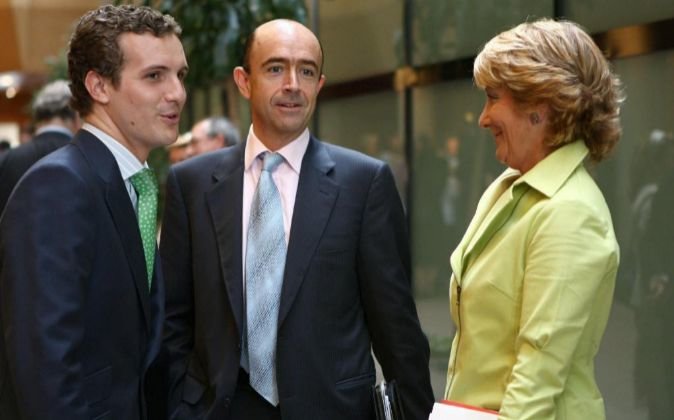Pablo Casado con el consejero de Sanidad, Lamela y la presidenta Aguirre