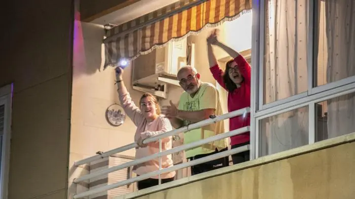 La gente sale a aplaudir a los balcones