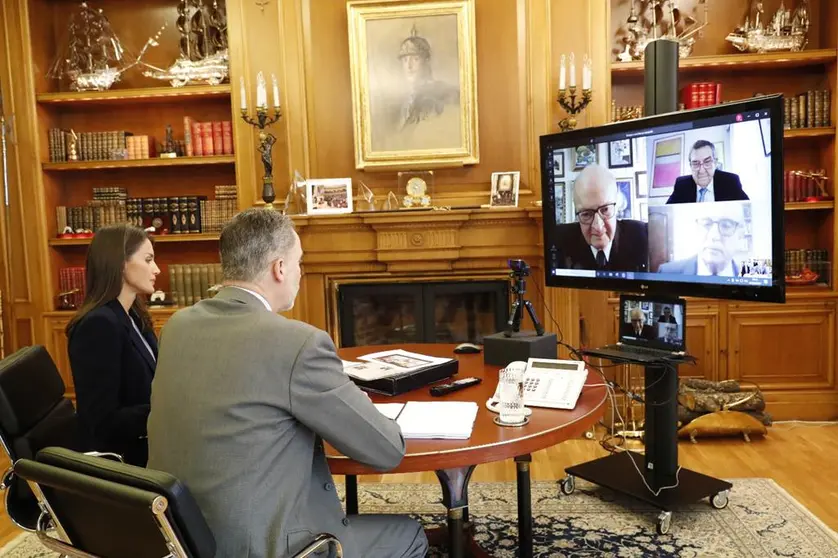 Don Felipe y Doña Letizia en el transcurso de la videoconferencia con Banco de Alimentos