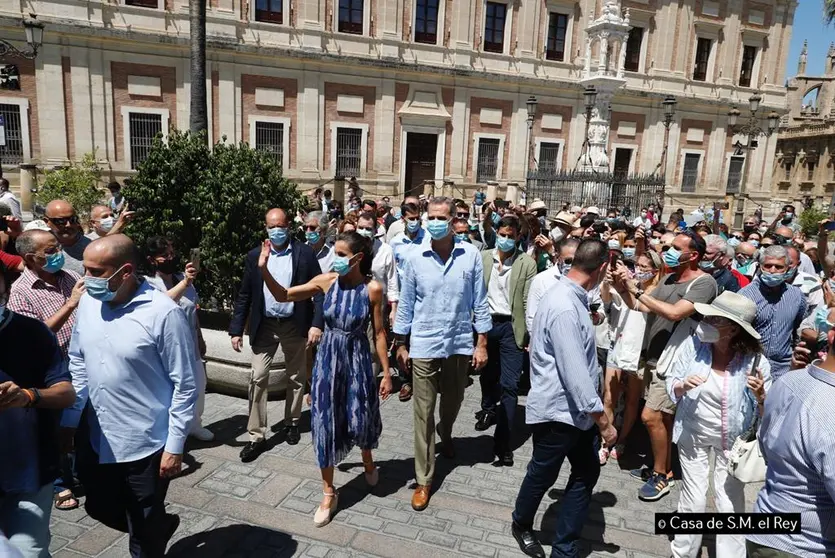 Don Felipe y Doña Letizia durante su visita al centro de Sevilla