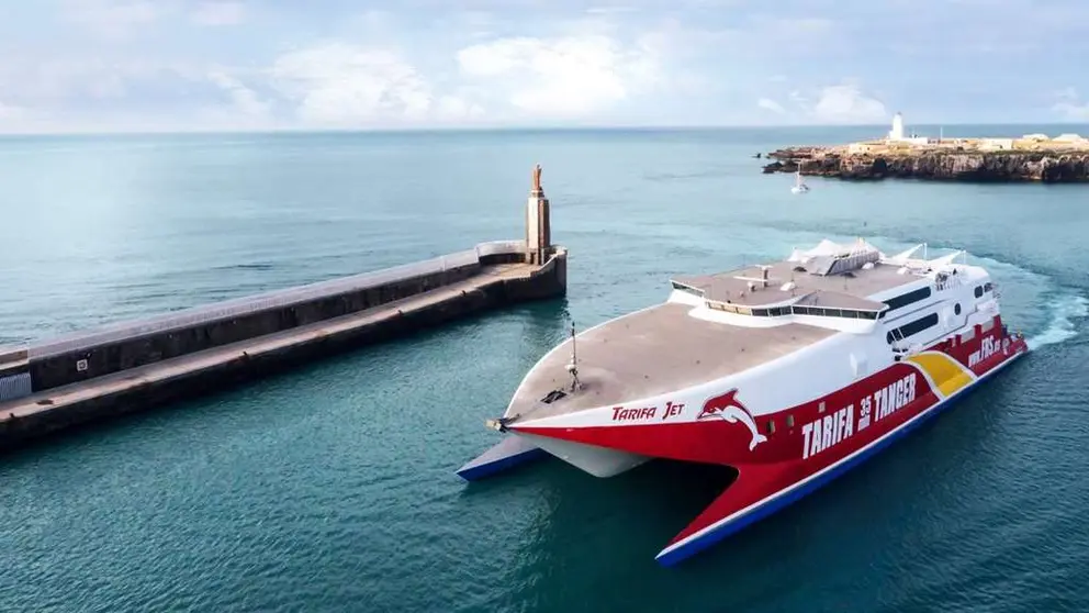 El buque Tarifa Jet en aguas del estrecho de Gibraltar