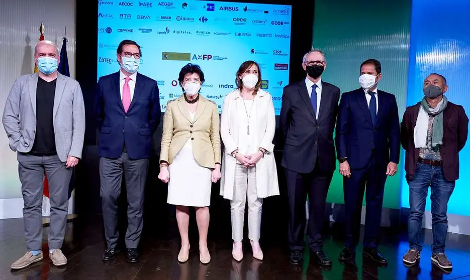 Unai Sordo, secretario general de CCOO; Antonio Garamendi, presidente de CEOE; Isabel Celaá, ministra de Educación y FP; Clara Sanz, secretaria general de FP; Antón Costas, presidente del Consejo Económico Social; Gerardo Cuerva, presidente de CEPYME; y Pepe Álvarez, secretario general de UGT.