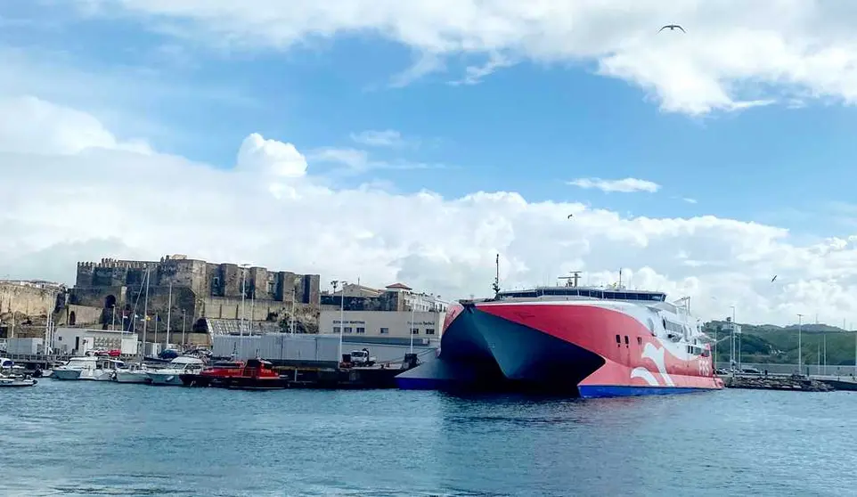 El buque ‘Tarifa Jet’ en su primera salida desde el Puerto de Tarifa esta mañana