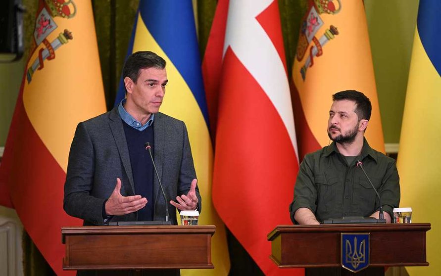 El presidente del Gobierno, Pedro Sánchez, y el presidente de Ucrania, Volodímir Zelenski, durante la rueda de prensa que han ofrecido tras reunirse en Kyiv. (Foto Bellacasa)