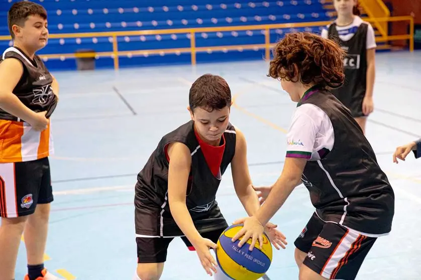 Jugadores del equipo de premini entrenando durante la Semana Blanca