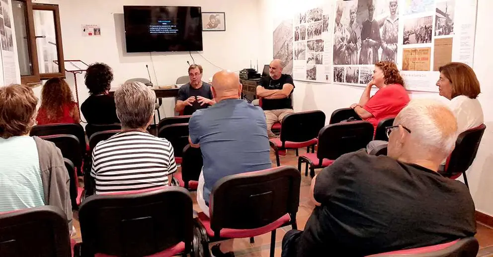 Un momento del coloquio con Rafael Pascual Arias, en el salón de actos de la Casa de la Memoria de Jimena.