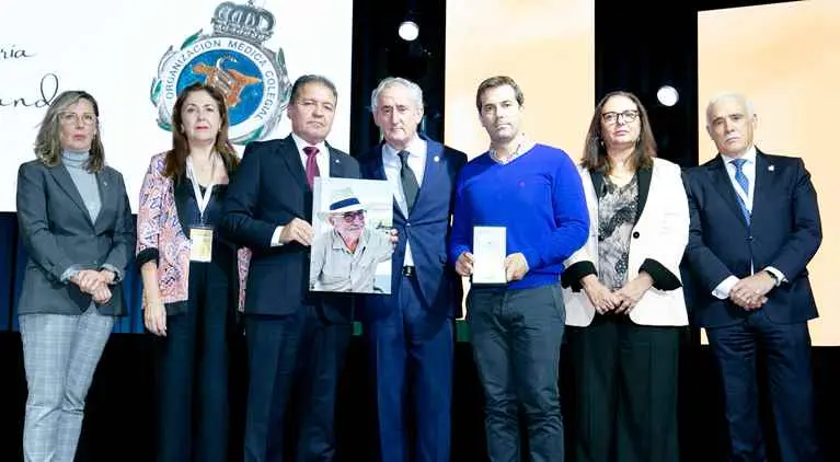 Enrique Roviralta con el presidente del CGCOM y el secretario del CMC e integrantes del CGCOM.