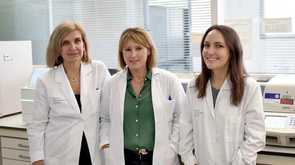 Salomé Hijano Villegas (Facultativa especialista Bioquímica Clínica), María Soledad Martínez Llamas, (Responsable Laboratorio Análisis Clínicos) y Patricia González Donapetry, (Facultativa Especialista en Microbiología y Parasitología)