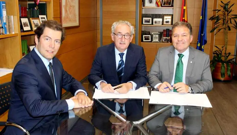 Alberto Candau, en representación de la SECPF; el presidente del CGCOM, Tomás Cobo y el presidente del COMCE, Enrique Roviralta.