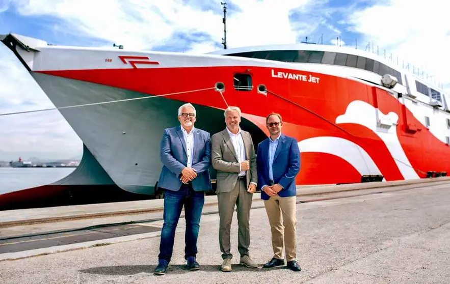 Ronny Moriana (DG FRS Iberia), Götz Becker (CEO FRS) y Tim Gädecken (DG FRS Iberia) frente al Levante Jet ©FRS