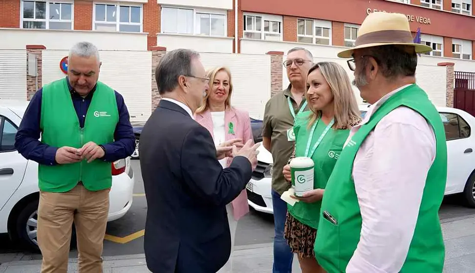 Vivas con el presidente de AECC, Jesús María Ferreiro, Casildo Vicioso (vicepresidente) y Francisco Casado (tesorero).