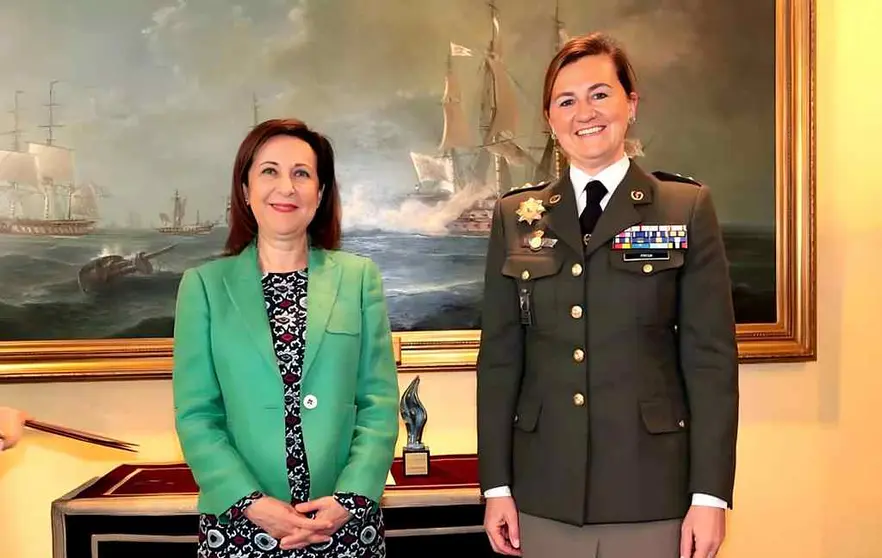 Margarita Robles y la teniente coronel m&eacute;dico Marta Presa, del Cuerpo Militar de Sanidad y especialista en psiquiatr&iacute;a.