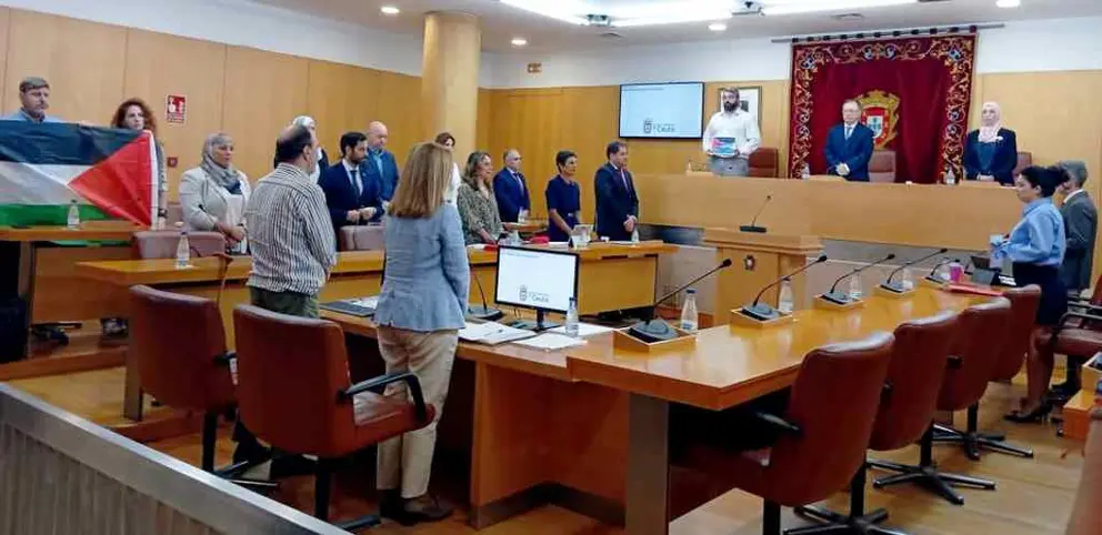 El Pleno ha guardado un minuto de silencio por "las v&iacute;ctimas del genocidio en Gaza", a propuesta del MDyC. Vox se ha ausentado.