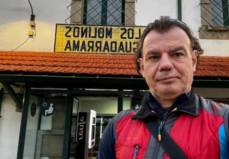 Mayayo en Los Molinos &ldquo;A&uacute;n lucen las farolas cuando arrancamos el largo viaje a Ceuta, para correr la integral Sierra Bullones&rdquo;.
