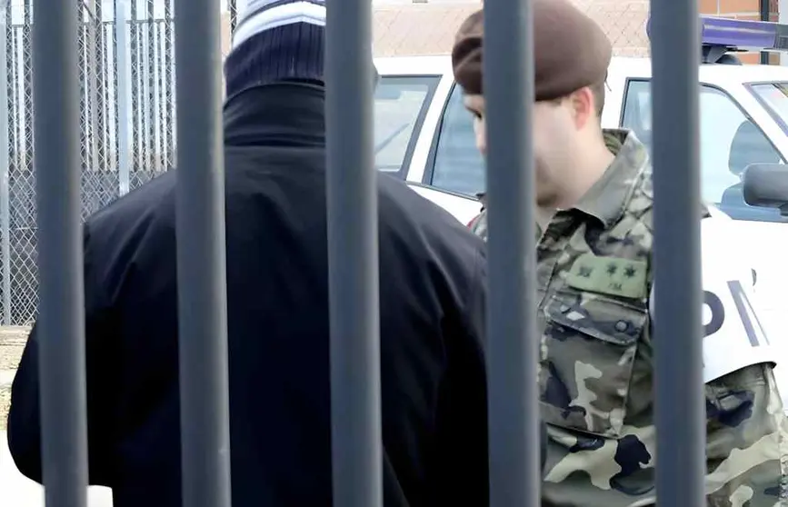 Un guardia civil entrando en prisi&oacute;n por la aplicaci&oacute;n del C&oacute;digo Penal Militar.