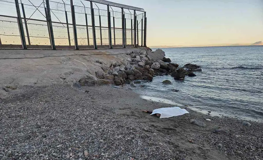 Rachid Sbihi (AUGC) I Cuerpo del &uacute;ltimo cad&aacute;ver encontrado en el rompeolas de Benz&uacute;