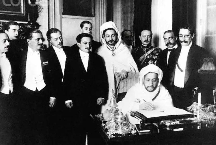 El-Hadj el-Mokri, embajador marroqu&iacute; en Espa&ntilde;a, firmando el tratado en la conferencia de Algeciras, el 7 de abril de 1906.