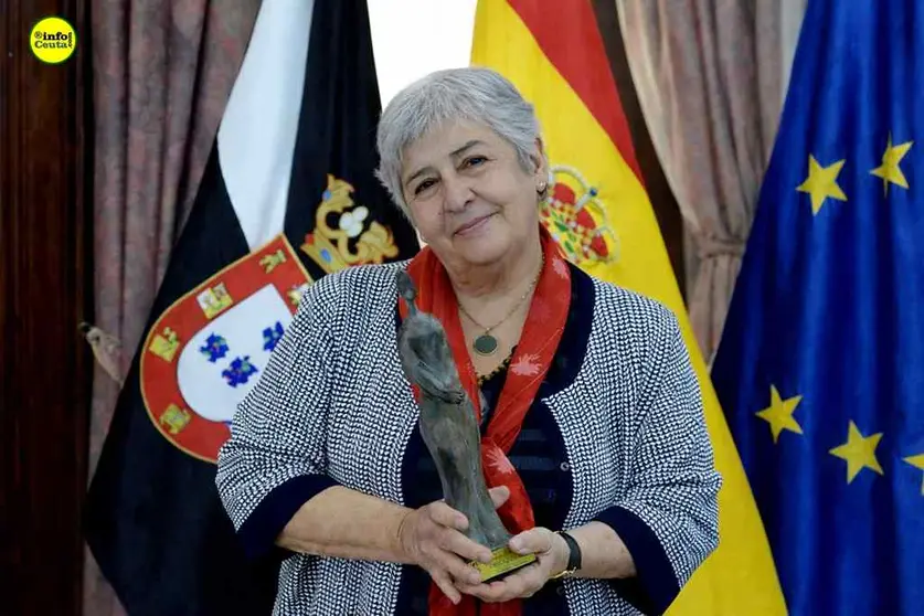 Elena Laver&oacute;n fue en 2015 Premio &ldquo;Mar&iacute;a de Eza&rdquo;, y recibi&oacute; la escultura obra de su propia creaci&oacute;n.