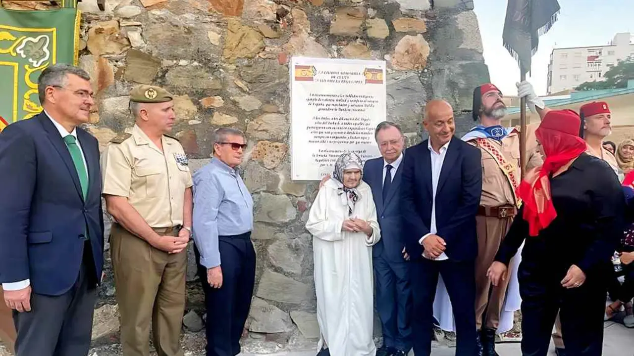 Autoridades civiles y militares, descendientes y viudas de los Regulares en las Murallas Reales en el primer centenario de la entrega de la Bandera.