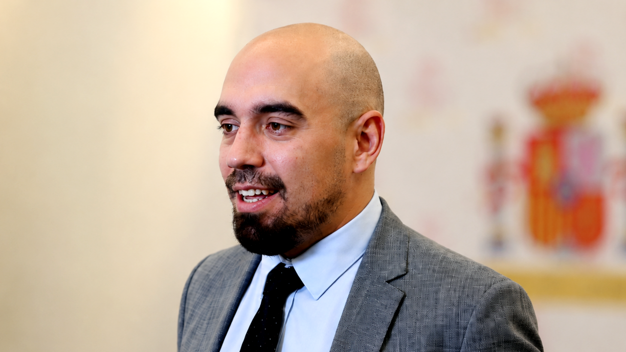 El vocal del Ministerio de Educaci&oacute;n y FP, Carlos Pe&ntilde;a, present&oacute; Fenicia.