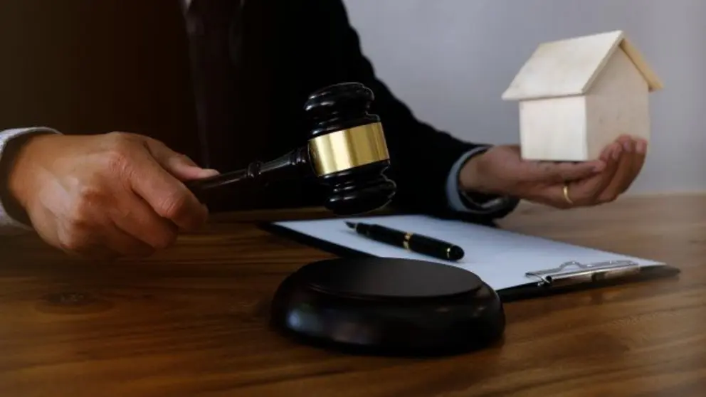 abogado-golpeando-martillo-corte-justicia-derecho_1715-779