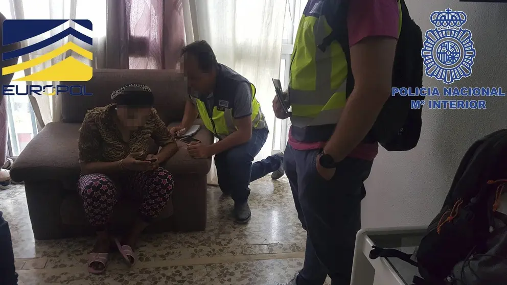 GRA031. MADRID, 24/08/2017.- Fotograf&iacute;a facilitada por la Polic&iacute;a Nacional, que ha detenido a veinticinco miembros de una organizaci&oacute;n internacional de trata y explotaci&oacute;n sexual de mujeres, entre ellos una mujer considera la cabecilla de la trama, que hab&iacute;a fijado su residencia en Helsinki (Finlandia), y ha liberado a diecis&eacute;is v&iacute;ctimas. Tambi&eacute;n se encuentran entre los arrestados dos de los principales cabecillas, que resid&iacute;an en Barcelona,informa la Polic&iacute;a Nacional, que ha llevado a cabo la operaci&oacute;n con el Departamento de Polic&iacute;a de Helsinki en coordinaci&oacute;n con Europol y Eurojust, en la que ha sido desarticulada la red con una &uacute;ltima arrestada hasta el momento durante la ma&ntilde;ana de ayer en Madrid. La organizaci&oacute;n estaba asentada principalmente en Benidorm (Alicante) y M&aacute;laga, donde prostitu&iacute;an a las j&oacute;venes en jornadas maratonianas aunque tambi&eacute;n eran explotadas en Madrid, Barcelona, Soria y Gand&iacute;a (Valencia). EFE/