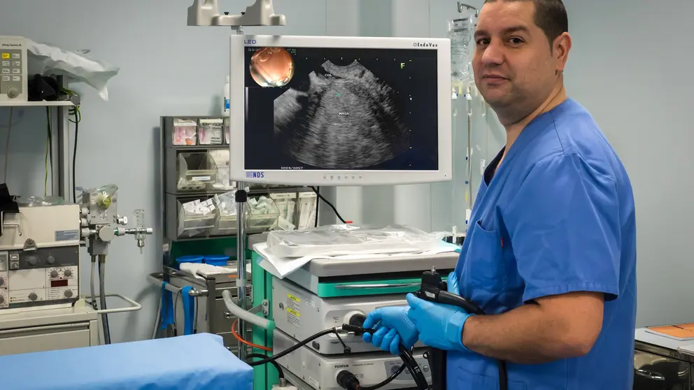 Dr. Aguilar mostrando el Ecoendoscopio I UMA