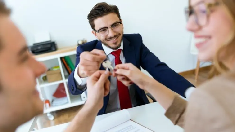 empresario-entrega-llaves-casa-pareja-despues-cerrar-venta_1301-5774