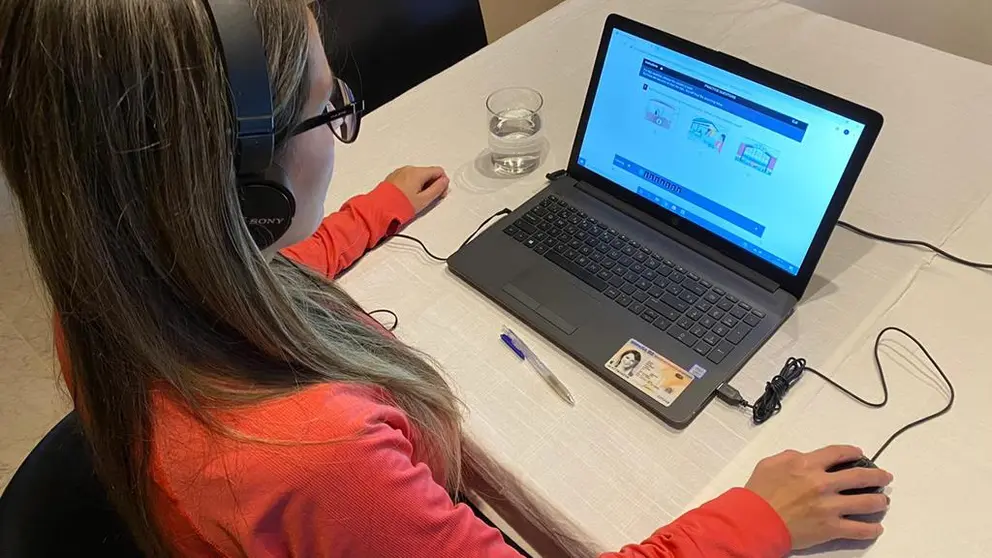Una-candidata-realiza-su-examen-desde-casa