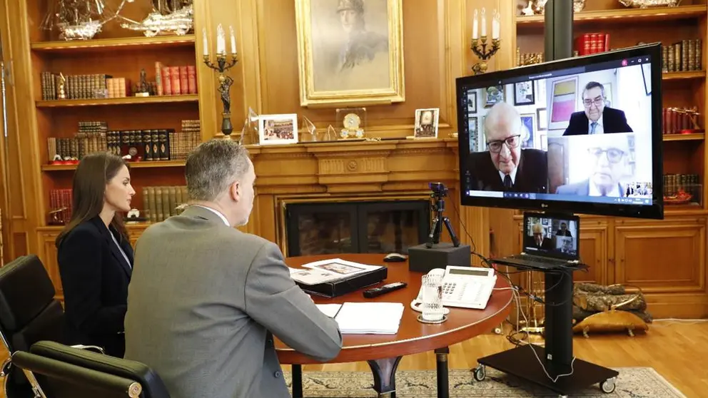 Don Felipe y Do&ntilde;a Letizia en el transcurso de la videoconferencia con Banco de Alimentos