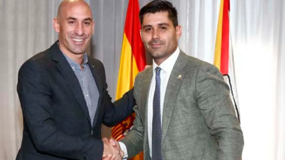 Luis-Rubiales-y-David-Aganzo-se-estrechan-la-mano-569x427