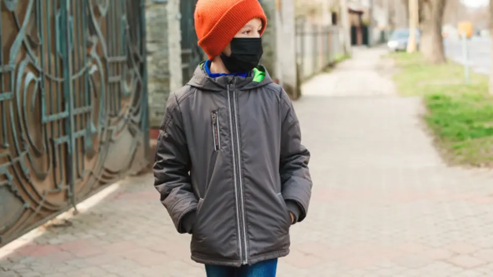 nino-usa-mascarilla-proteccion-al-aire-libre-epidemia-coronavirus-nino-mascara-seguridad-caminando-calle_167187-266