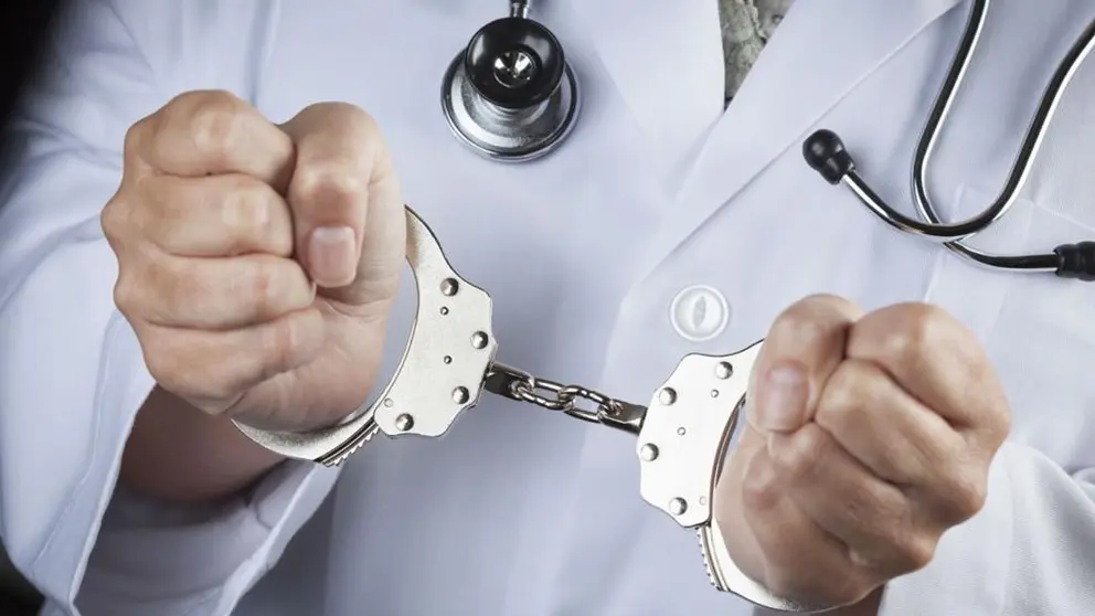 6387-condenan-a-diez-meses-de-prision-a-un-medico-por-abuso-sexual