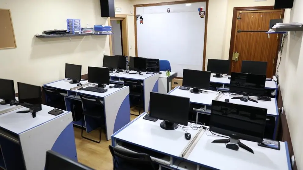 Una de las salas preparada para realizar el modelo de examen por ordenador en Ceuta