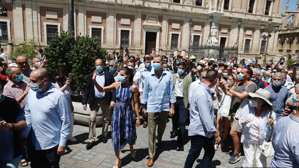 Don Felipe y Do&ntilde;a Letizia durante su visita al centro de Sevilla