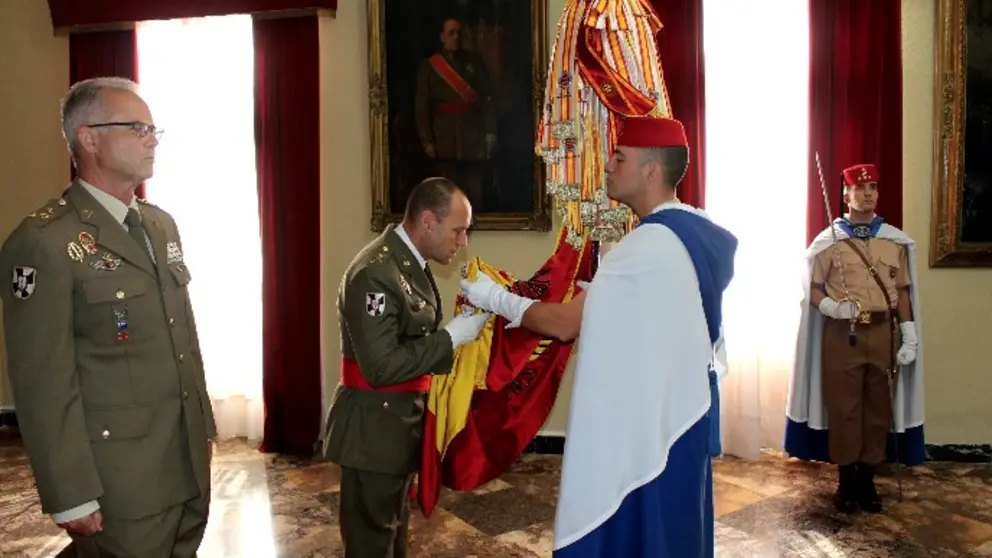 GENERAL ARENAS DESPIDIENDOSE DE LA BANDERA