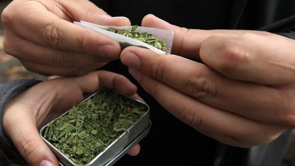 armando-un-porro-de-marihuana
