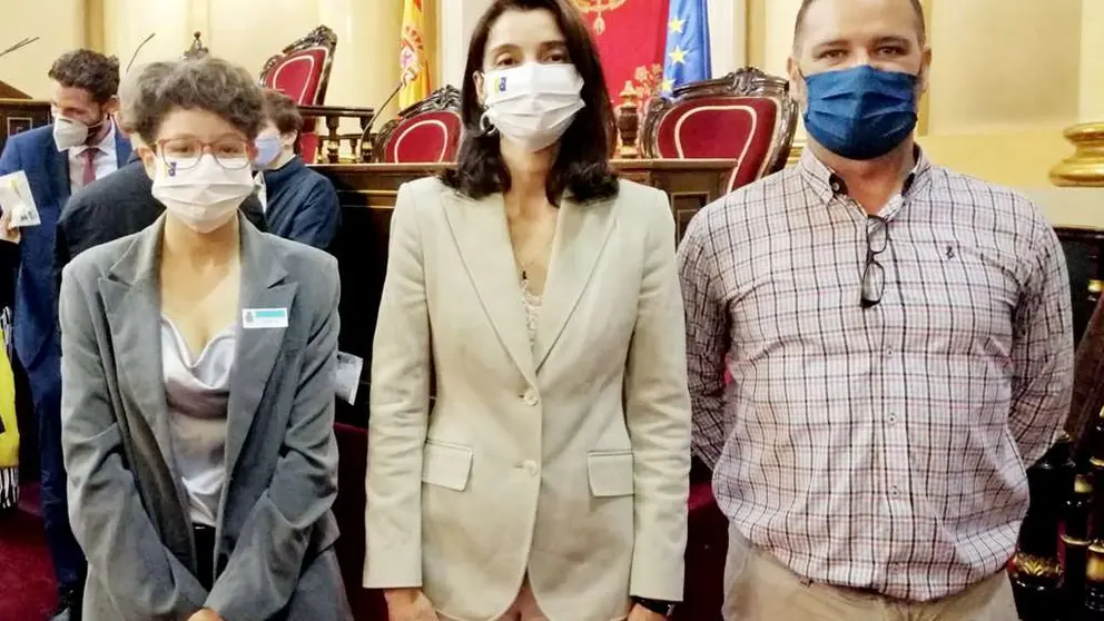 Kauzar Laasri junto a Pilar Llop, presidenta del Senado, y David Mu&ntilde;oz, senador por Ceuta.
