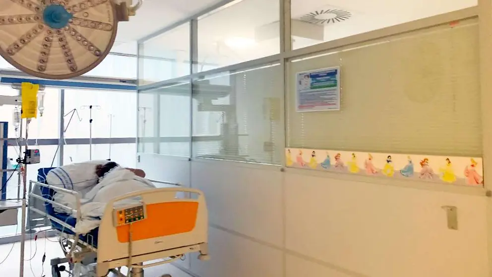 Cama de adulto situada en la zona de urgencias pedi&aacute;tricas.